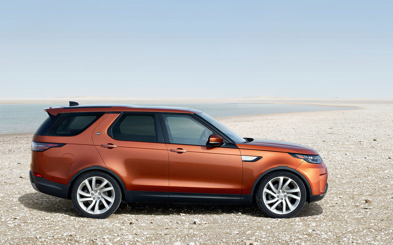 comparison-land-rover-discovery-5-hse-2017-vs-land-rover-range